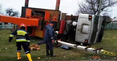 На Черниговщине поврежденная электроопора раздавила водителя автокрана (3 фото)