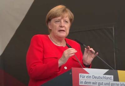 Активисты Германии принесли к офису Ангелы Меркель гробы