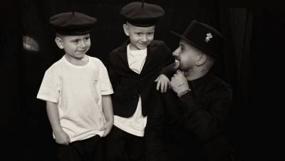 В образе моряков: Монатик очаровал сеть новым фото с сыновьями