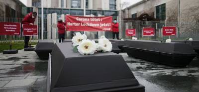 Общественники Германии выставили гробы возле офиса канцлера Меркель