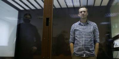 «Врача к нему так и не пускают». Навальный говорит с трудом и сильно похудел — жена