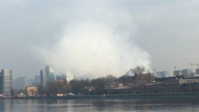 В Петербурге из-за страшного пожара вторые сутки перекрыто движение на Октябрьской набережной