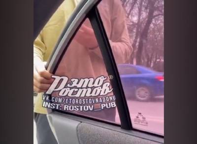 Разбить лицо и выкинуть из машины угрожал таксист пассажирке в Ростове