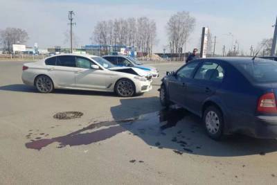 Женщина пострадала при столкновении автомобилей на парковке в Пскове