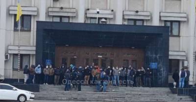 В Одессе неизвестные мужчины в балаклавах перекрыли вход в облгосадминистрацию