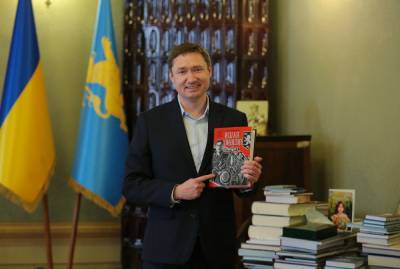 Председатель ЛОГА подарил Бужанскому книгу об истории дивизии "Галичина"