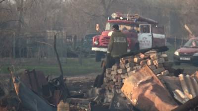 Сельчане с вёдрами помогали спасателям тушить крупный пожар в воронежском селе
