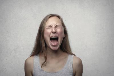 Ученые выявили шесть эмоций человека, которые передаются криком