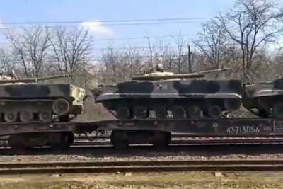 Появились новые видео с переброской российских танков к границам Украины