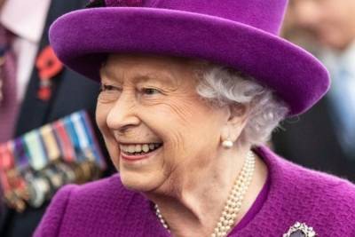 Королева Великобритании вернулась к своим обязанностям после смерти супруга