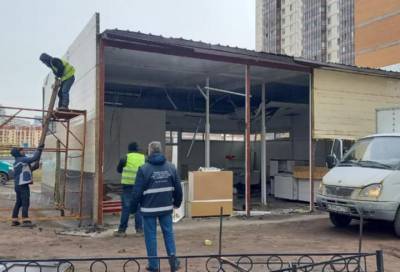 В Петербурге снесли четыре незаконных торговых павильона