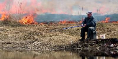 В Беларуси рыбака на реке Случь не остановил пожар - видео - ТЕЛЕГРАФ