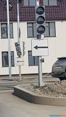 В Южно-Сахалинске два месяца не могут запустить светофор на опасном перекрестке