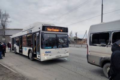 Автобус врезался в маршрутку на остановке Новосибирске