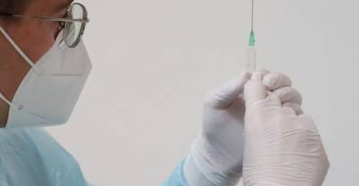 Онкобольных допустили к участию в испытаниях двух российских вакцин от ковида