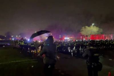 Полиция Миннесоты начала шумовыми гранатами разгонять протестующих