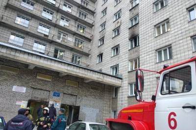 600 жильцов общежития выбежали на улицу из-за пожара ранним утром в Новосибирске