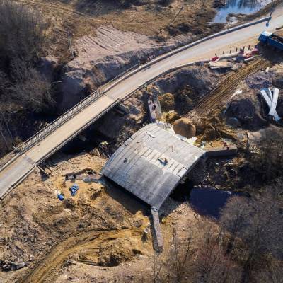 Строительство моста через реку Ковра в Кировском районе подходит к завершению