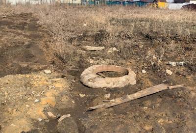 В поселке под Челябинском дорожный подрядчик засыпал щебнем колодцы