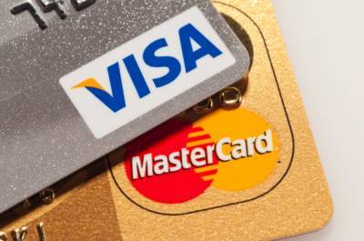 Кремль допускает возможность отключения Visa и MasterCard в России из-за санкций