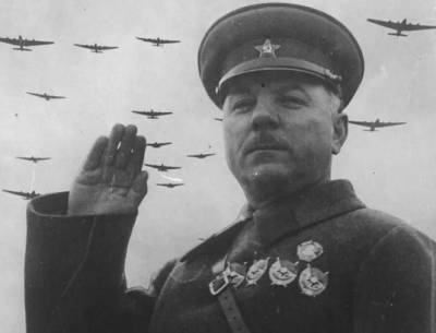 Почему Сталин отстранил Ворошилова от командования обороной Ленинграда