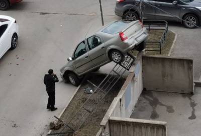 Петербуржский водитель устроил мастер-класс по "вертикальной парковке"