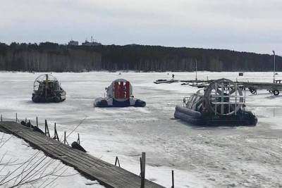 10 рыбаков провалились под лед на Белоярском водохранилище