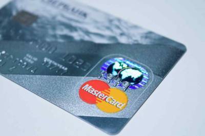 Mastercard и крупные банки запустили оплату товаров брелоками в России