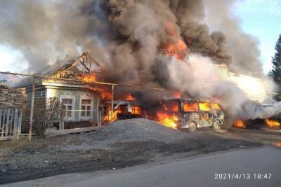 В Екатеринбурге три часа тушили крупный пожар в частном доме