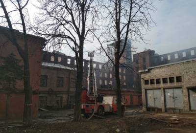 Пожарные проводят проливку отдельных очагов возгорания на Невской мануфактуре