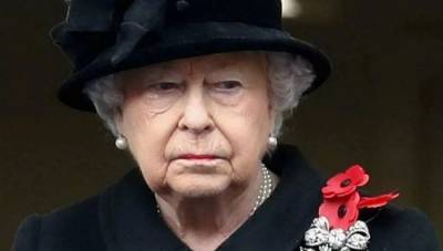 Королева Елизавета вернулась к обязанностям и сменила своего камергера