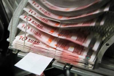 Доллар и евро снижаются на торгах на "Московской биржи"