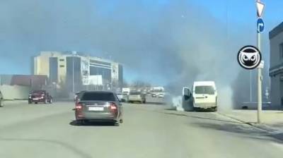 В Пензе на видео попал дымящийся микроавтобус - penzainform.ru - Пенза