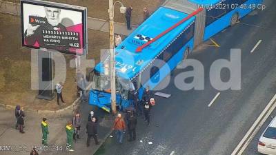 Автобус с пассажирами врезался в столб на юго-востоке Москвы