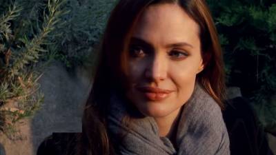Неприступная Анджелина Джоли примостилась на диване в позе кошечки: «Опасная»