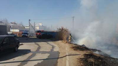 Астраханским пожарным вновь пришлось тушить загоревшийся камыш