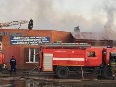 В Трусовском районе Астрахани пожар уничтожил магазин стройматериалов