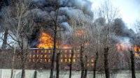 В Петербурге пожарные уже более суток не могут потушить пожар на бывшей фабрике