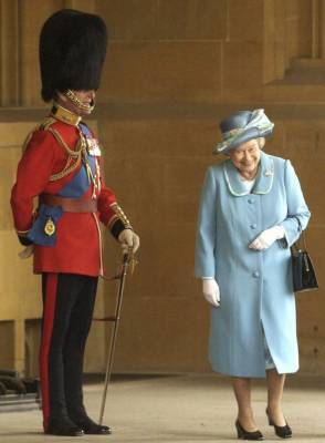 Вирусная фотография королевы Елизаветы, смеющейся со своего супруга принца Филиппа: настоящая история ее появления