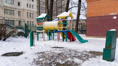 Девочка застряла в "зыбучих песках" на детской площадке в Казани