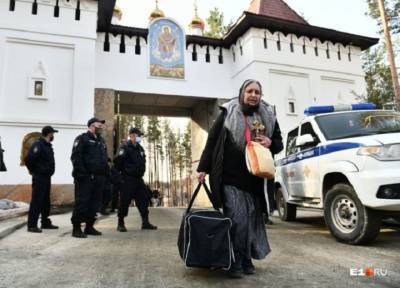 Приставы пришли штурмом: из Среднеуральского монастыря опального Сергия выселили всех монахинь