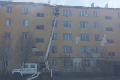 В Озинках горит многоэтажка, огонь быстро распространяется по крыше