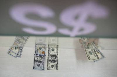 Доллар снижается к большинству основных валют