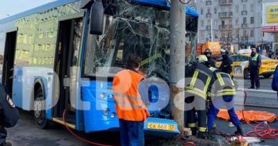 В центре Москвы автобус с пассажирами врезался в фонарный столб