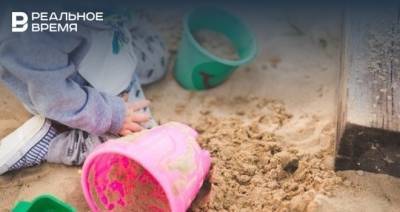 В программе «Наш двор» назвали возможную причину провала девочки в песок в Казани