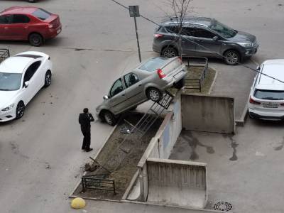 Водитель необычным образом «припарковал» иномарку у станции метро «Парнас»