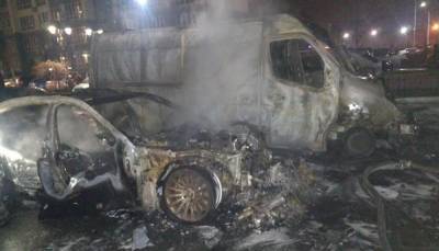 Под Киевом в новом ЖК сгорели 4 автомобиля, спасатели не могли доехать – видео