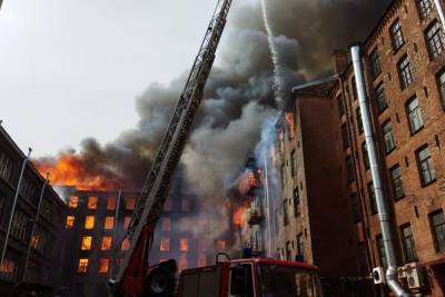 Площадь пожара на «Невской мануфактуре» сократилась до 150 кв. метров