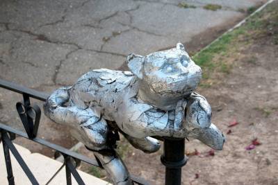 В Астрахани украли скульптуру кота с ограждения Музея культуры