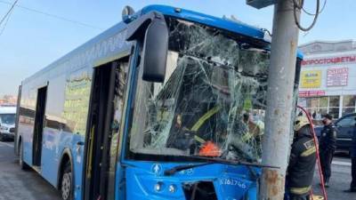 В центре Москвы автобус врезался в фонарный столб: пострадали восемь человек